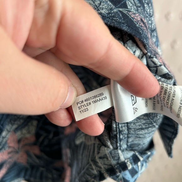 Travis Mathew Cotton Blend Floral Tropical Button‎ Up Short Sleeve Sz XL Navy - Picture 5 of 5